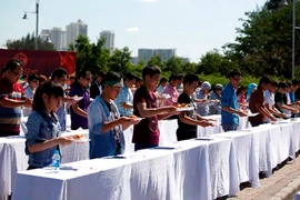 Hàng trăm thí sinh "đội" nắng, chờ thi tài cùng Vua đầu bếp