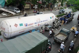 "Hung thần" xa lộ đối đầu, tài xế may mắn thoát chết