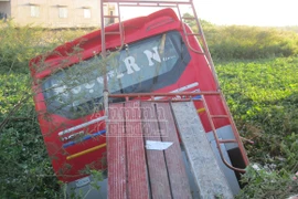 Xe khách lao xuống mương, 6 người nhập viện