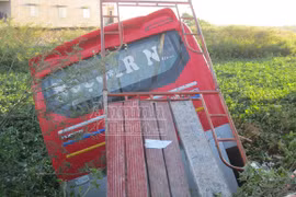 Xe khách lao xuống mương, 6 người nhập viện