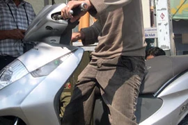 Vờ va chạm giao thông để cướp xe máy