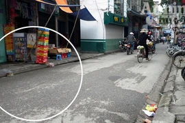 Một thanh niên mới bị đâm chết gục bên đường, tay vẫn cầm dao