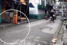 Một thanh niên mới bị đâm chết gục bên đường, tay vẫn cầm dao