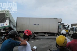 Xe tải tông liên hoàn, gây ùn tắc Quốc lộ 1A