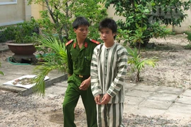 Côn đồ dùng đá, côn nhị khúc tấn công dã man người đi đường