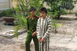 Côn đồ dùng đá, côn nhị khúc tấn công dã man người đi đường