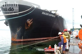 Vỡ đường ống làm 1.000 lít dầu tràn trên cảng biển Dung Quất