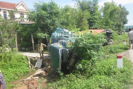 Mất lái, container chở hơn 100 xe máy lật "chổng vó"