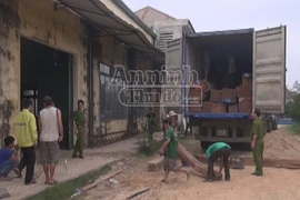 Phát hiện gần 10 khối gỗ lậu lẫn trong đống gỗ hợp pháp