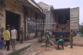 Phát hiện gần 10 khối gỗ lậu lẫn trong đống gỗ hợp pháp