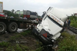 Xe tải chở cát "húc" xe container xuống cống thoát nước bên đường