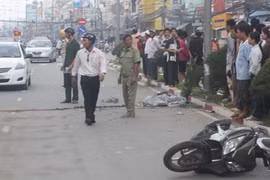 Xe máy chở 3 đâm vào trụ điện, 2 người tử vong