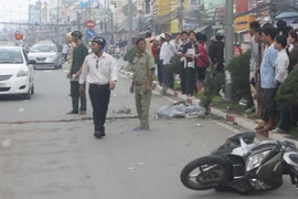 Xe máy chở 3 đâm vào trụ điện, 2 người tử vong