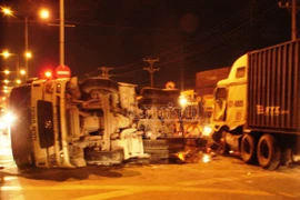 Bị xe container tông trúng, xe bồn lật ngang, 2 tài xế trọng thương