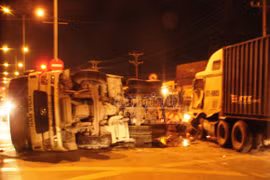 Bị xe container tông trúng, xe bồn lật ngang, 2 tài xế trọng thương