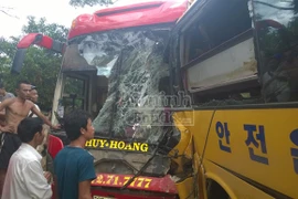 Hai xe giường nằm đấu đầu, hàng chục hành may mắn thoát chết 