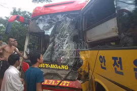 Hai xe giường nằm đấu đầu, hàng chục hành may mắn thoát chết 