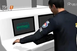 Giấu cẳng chân của chính mình trong vali để mang lên máy bay