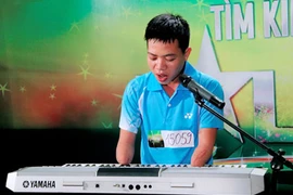 Tiếng đàn rơi nước mắt của chàng trai mất đôi bàn tay