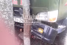 Chặn xe trôi dốc, tài xế bị xe cán ngang người