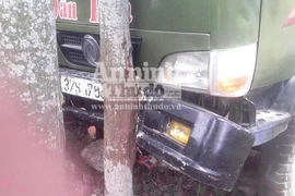 Chặn xe trôi dốc, tài xế bị xe cán ngang người