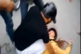 Phẫn nộ cảnh chồng đánh vợ ngất xỉu giữa đường