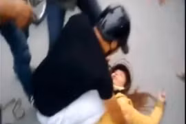 Phẫn nộ cảnh chồng đánh vợ ngất xỉu giữa đường