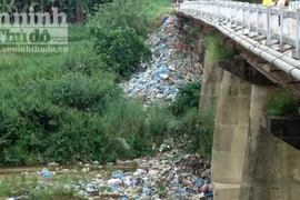 Kiểm tra bãi rác "khủng" dưới cầu sông Giang