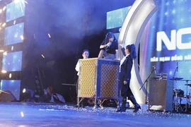 Phương Thanh bỏ giầy quậy tưng bừng cùng sinh viên Kiến trúc