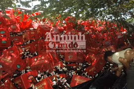 Hàng chục ngàn chai bia đổ nhào vào nhà dân