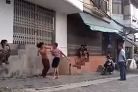 Vợ rủ tình nhân dùng roi điện và gậy gỗ đánh chồng thành tàn phế