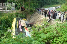 Lật xe khách, hơn 20 người thoát chết