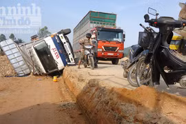 Xe chở dăm lật úp xuống hố công trình