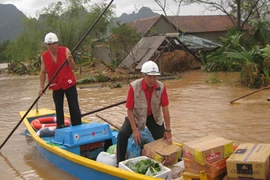 Cứu trợ khẩn cấp hơn 2 tỷ đồng cho đồng bào miền Trung bị bão lũ