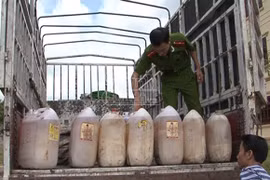 Phát hiện vụ vận chuyển 600 lít mỡ động vật không rõ nguồn gốc