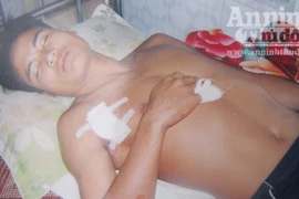 Côn đồ lao vào nhà chém người, bị chủ nhà quật ngã bắt giữ