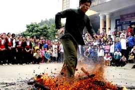 Rợn người xem cảnh chân trần nhảy vào giữa đống lửa đỏ rực