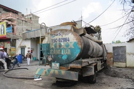 Xe bồn chở xăng cháy rụi khi đang bơm tại cây xăng