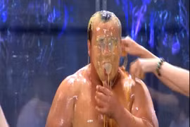 Hiếu Hiền bị lột đồ, đổ trứng lên đầu khi vừa bước lên sân khấu