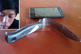 Chủ nợ may mắn thoát chết nhờ... dao bị cong