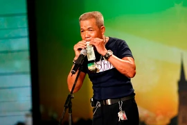 Ông lão 62 tuổi thổi nhạc bằng tiền polymer