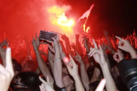 Mặc giông bão, hàng ngàn rockfan vẫn cháy hết mình trên sân Hàng Đẫy