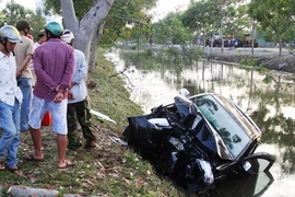 Ô tô lao xuống mương nước, 4 người bị thương