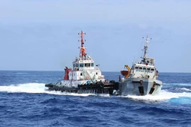 Tàu Trung Quốc chĩa súng, vây bắt tàu cá Việt Nam, xâm nhập lãnh hải Nhật Bản