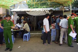 Nghi ngoại tình, vợ dùng dao đâm chồng đứt ruột