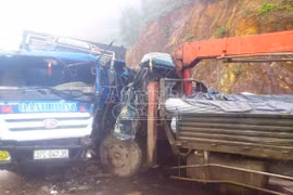 Xe tải nát bét sau cú đấu đầu kinh hoàng, 5 người bị thương nặng