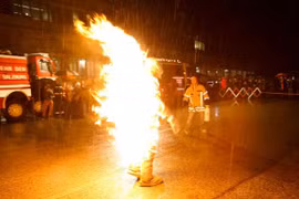 Vợ châm lửa giúp chồng hóa "ngọn đuốc sống", lập kỉ lục Guinness