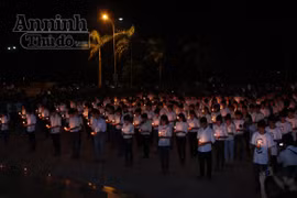 Hơn 1.000 bạn trẻ thắp nến tưởng nhớ Đại tướng Võ Nguyên Giáp