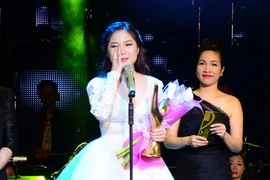 Hương Tràm òa khóc nhận giải Nghệ sĩ mới của năm