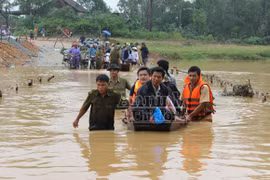 Sáng ngời hình ảnh người chiến sỹ công an nơi rốn lũ
